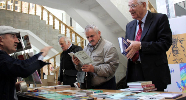 Makhachkala, National Library, Dagestani Second Book Fair "Tarki-Tau". Visitors near the stand of the social and cultural organization "Bogos". October 10, 2013. Photo by Makhach Akhmedov for the "Caucasian Knot"