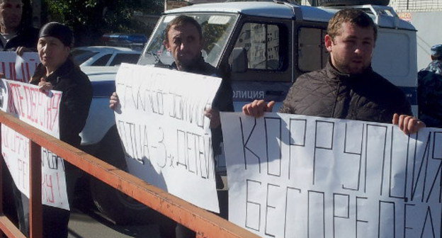 Picketers against torture. KChR, Cherkessk, October 11, 2013. Photo by Elbrus Dzhankezov