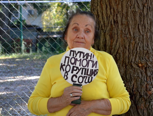 Lidia Lepsviridze holding a solo picket near the President’s summer residence ‘Bocharov Ruchei’. Sochi, October 12, 2013. Photo by Svetlana Kravchenko for the ‘Caucasian Knot’.  