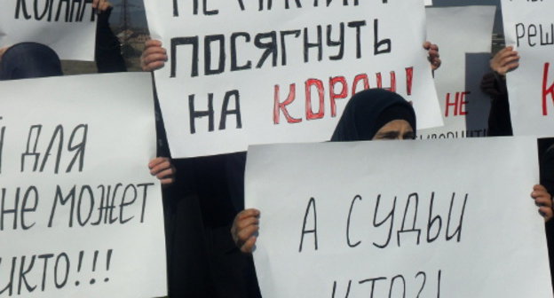 A picket against the ban on Koran, Ingushetia, rural community of Barsuki. Eyewitness’s photo. 