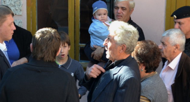 Eviction of the Toromonyan family from their house in Sanatornaya street, 33 in Sochi. October 15, 2013. Photo by Svetlana Kravchenko for the ‘Caucasian Knot’.  