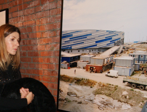 Visitor of the Sochi Project photo exhibition of Dutch authors Rob Hornstra and Arnold van Bruggen, standing at the photo of Olympic palaces under construction. Moscow, October 18, 2013. Photo by Aida Magomedova for the ‘Caucasian Knot’. 