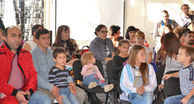 Families with many children gathered in an office building located in Gorky Street to unite and together solve the problem of obtaining land plots. Sochi, October 20, 2013. Photo by Svetlana Kravchenko for the "Caucasian Knot"