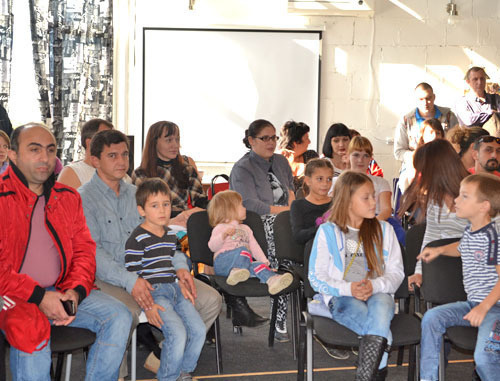 Families with many children gathered in an office building located in Gorky Street to unite and together solve the problem of obtaining land plots. Sochi, October 20, 2013. Photo by Svetlana Kravchenko for the "Caucasian Knot"