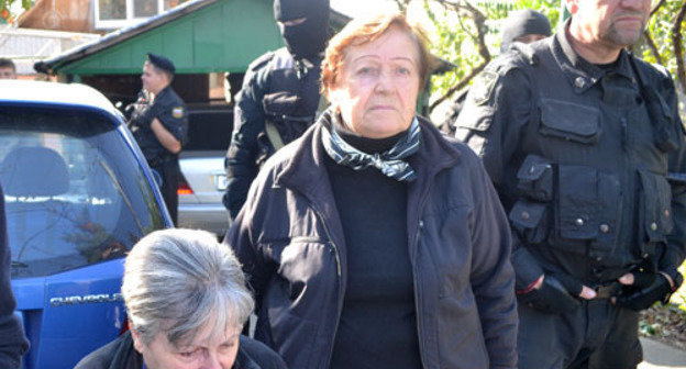 Court marshals began evicting the members of the Toromonyan family out of their house No. 33 in Sanatornaya Street. Sochi, October 23, 2013. Photo by Svetlana Kravchenko for the "Caucasian Knot"