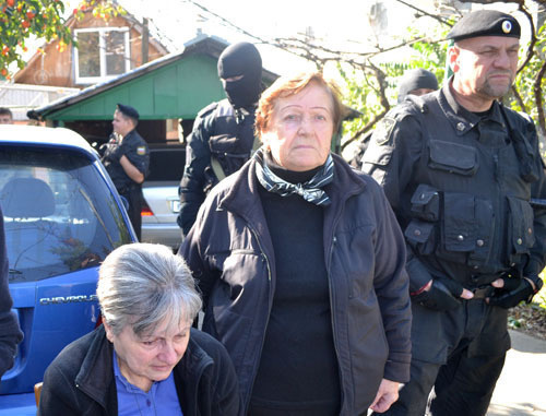 Court marshals began evicting the members of the Toromonyan family out of their house No. 33 in Sanatornaya Street. Sochi, October 23, 2013. Photo by Svetlana Kravchenko for the "Caucasian Knot"