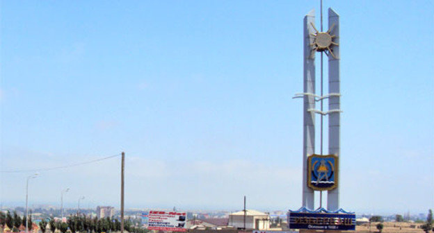 Stele at the entrance to the city of Izberbash, Dagestan. Photo: AbuUbajda, http://commons.wikimedia.org/