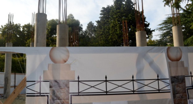 Sochi, August 18, 2013. Construction of a pump-room in the Primorsky Park opposite the Winter Theatre. Photo by Svetlana Kravchenko for the "Caucasian Knot"