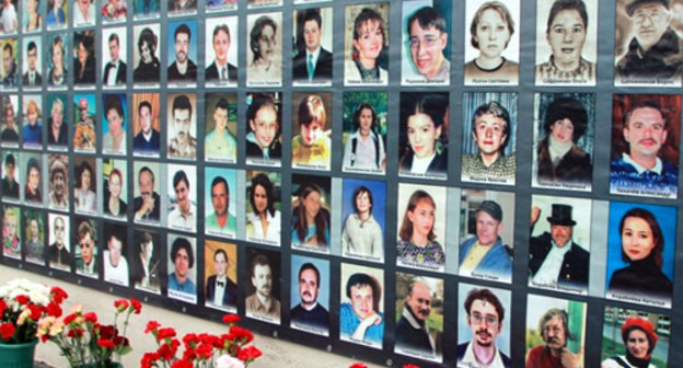 Commemorative plaque in memory of Dubrovka terror act victims. Moscow, October 26, 2013. Photo: http://www.yabloko.ru/