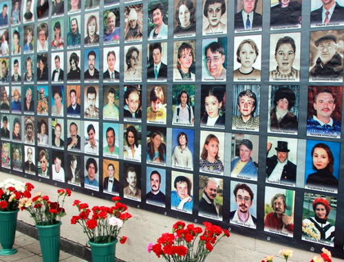 Commemorative plaque in memory of Dubrovka terror act victims. Moscow, October 26, 2013. Photo: http://www.yabloko.ru/