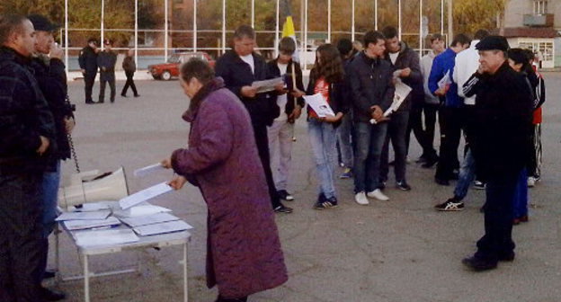 Activists collecting signatures to the legislative initiative of granting the Astrakhan Region with the status of a pre-border territory. Astrakhan region, Narimanov town, October 26, 2013. Photo by Elena Grebenyuk for the ‘Caucasian Knot’. 