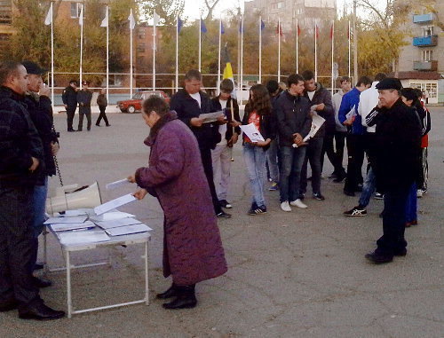 Activists collecting signatures to the legislative initiative of granting the Astrakhan Region with the status of a pre-border territory. Astrakhan region, Narimanov town, October 26, 2013. Photo by Elena Grebenyuk for the ‘Caucasian Knot’. 