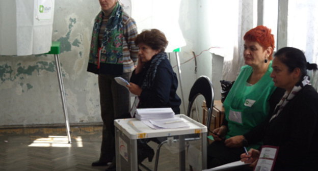 Tbilisi, polling station №24 on the voting day at the presidential election in Georgia. Observers and officials of local election commission near the ballot box. October 27, 2013. Photo by Inna Kukudzhanova for the ‘Caucasian Knot’.