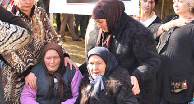 Relatives of Khasan Khubiev demanding to stop torture the detainee. Cherkessk, October 31, 2013. Photo by Maria Dzukaeva. 