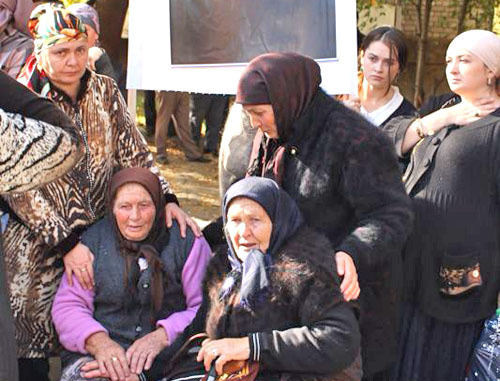 Relatives of Khasan Khubiev demanding to stop torture the detainee. Cherkessk, October 31, 2013. Photo by Maria Dzukaeva. 