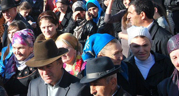 Residents of Malgobek on the day of celebration of the 80th anniversary of the founding of the city. Ingushetia, October 4, 2013. Photo http://magas.ru/