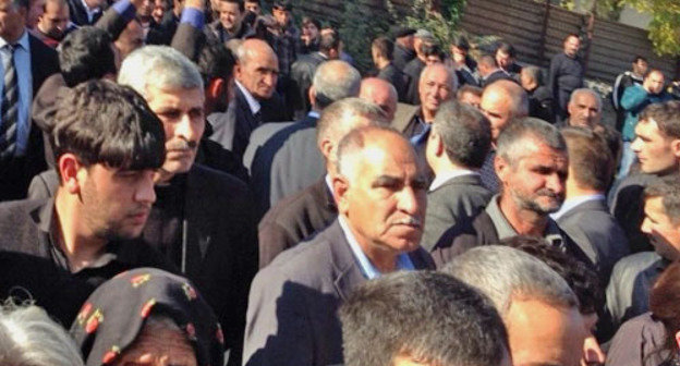 Relatives of the defendants in the case of riots in Ismailly that occurred on January 23-24 have gathered in front of the building of Sheki Court on Grave Crimes. Sheki, November 4, 2013. Photo by Parvana Bayramova for the "Caucasian Knot"