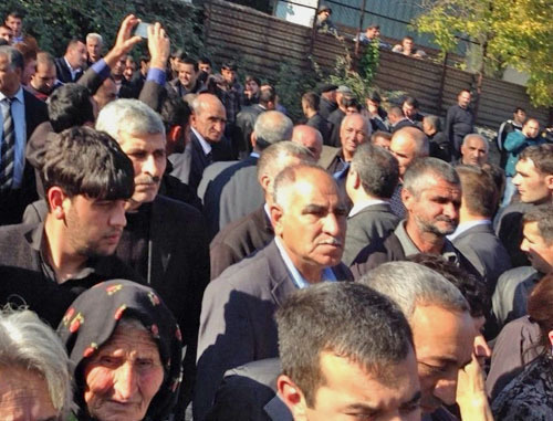 Relatives of the defendants in the case of riots in Ismailly that occurred on January 23-24 have gathered in front of the building of Sheki Court on Grave Crimes. Sheki, November 4, 2013. Photo by Parvana Bayramova for the "Caucasian Knot"