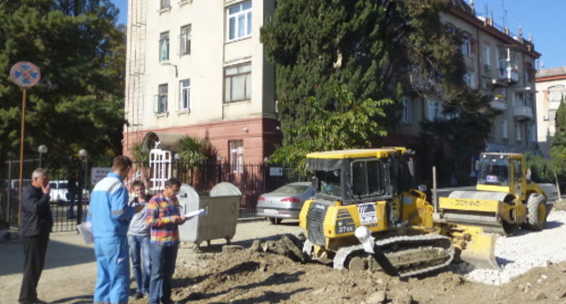 Sochi, November 1, 2013. Building of the alternate road instead of the green area on the land plot near the house No. 47 in Tchaikovsky Street. Photo by Svetlana Kravchenko for the "Caucasian Knot"