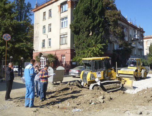 Sochi, November 1, 2013. Building of the alternate road instead of the green area on the land plot near the house No. 47 in Tchaikovsky Street. Photo by Svetlana Kravchenko for the "Caucasian Knot"