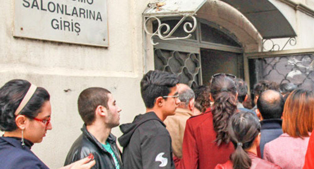 Supporters of "Nida" and "Free Youth" activists in expectation of the court session near the building of the Court. Baku, November 5, 2013. Photo by Aziz Karimov for the "Caucasian Knot" 