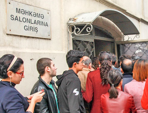 Supporters of "Nida" and "Free Youth" activists in expectation of the court session near the building of the Court. Baku, November 5, 2013. Photo by Aziz Karimov for the "Caucasian Knot" 