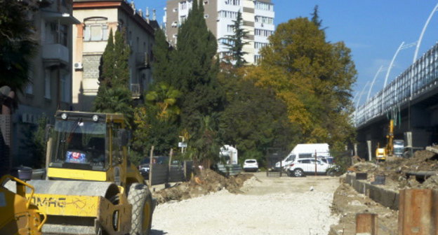 Building of the alternate road of Kurortny Avenue right against the houses in Tchaikovsky Street in Sochi. November 1, 2013. Photo by Svetlana Kravchenko for the "Caucasian Knot"