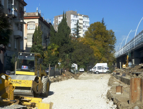 Building of the alternate road of Kurortny Avenue right against the houses in Tchaikovsky Street in Sochi. November 1, 2013. Photo by Svetlana Kravchenko for the "Caucasian Knot"