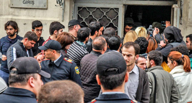 Journalists, human rights defenders and relatives near the entrance to Baku Court on Grave Crimes before the court session in the case against young activists of the movement "Nida". Baku, November 5, 2013. Photo by Aziz Karimov for the "Caucasian Knot"