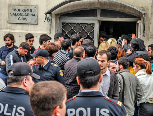 Journalists, human rights defenders and relatives near the entrance to Baku Court on Grave Crimes before the court session in the case against young activists of the movement "Nida". Baku, November 5, 2013. Photo by Aziz Karimov for the "Caucasian Knot"