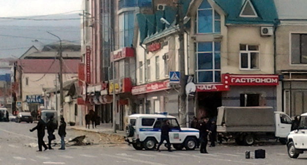 Near the store "24 Hours", located in the corner of Kotrov and Yaragsky Streets, blown up in Makhachkala. November 8, 2013. Photo by Gasan Gadzhiev