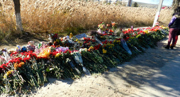 Flowers at the place of the terror act in Volgograd. October 24, 2013. Photo by Tatyana Filimonova for the "Caucasian Knot"