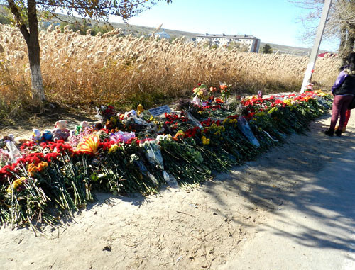 Flowers at the place of the terror act in Volgograd. October 24, 2013. Photo by Tatyana Filimonova for the "Caucasian Knot"