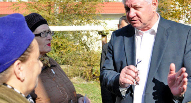 Mikhail Stolyarov meeting with the city’s residents. Photo: http://news.astrgorod.ru/