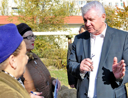 Mikhail Stolyarov meeting with the city’s residents. Photo: http://news.astrgorod.ru/