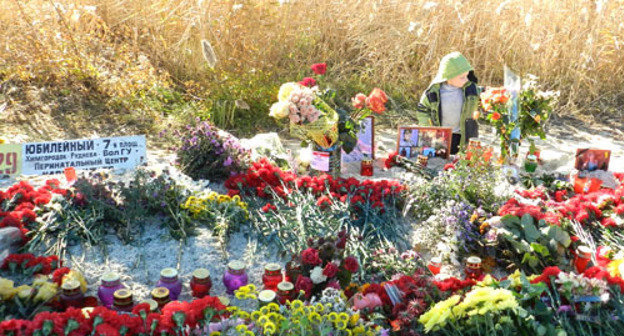 Flowers at the place of the terror act in Volgograd. October 24, 2013. Photo by Tatyana Filimonova for the "Caucasian Knot"