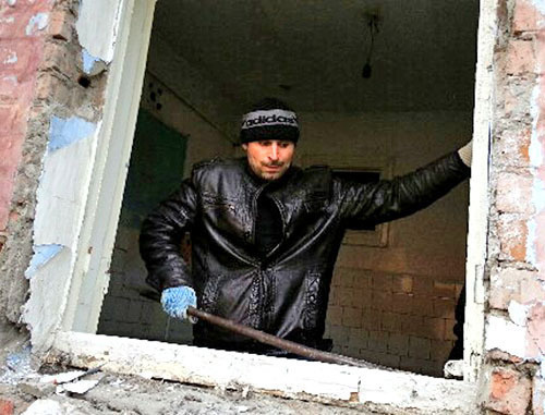 Demolition of No. 20 in Rabochaya Street began. Ingushetia, Karabulak, November 20, 2013. Photo courtesy of the residents of No. 20 in Rabochaya Street 