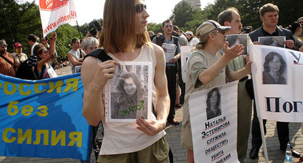 Moscow, Novopushkinskiy Mini-Park, July 16, 2009. Rally in memory of assassinated human rights advocate Natalia Estemirova. Photo of "Caucasian Knot"