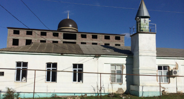 Quarter's mosque in the Dagestani settlement of Leninkent in Makhachkala suburb. November 16, 2013. Photo by Robert Kurbanov, http://kurbanov05dag.livejournal.com/