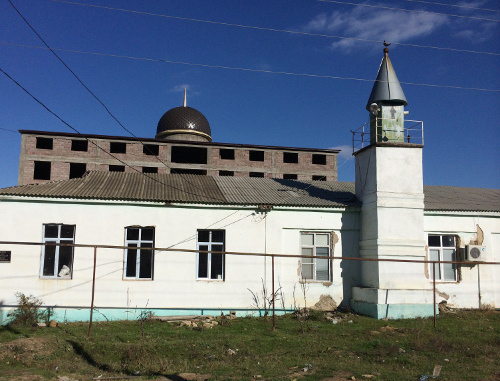 Quarter's mosque in the Dagestani settlement of Leninkent in Makhachkala suburb. November 16, 2013. Photo by Robert Kurbanov, http://kurbanov05dag.livejournal.com/