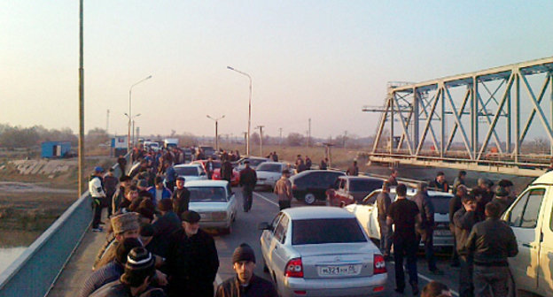 Dagestan, March 19, 2012. Relatives of people killed in a brawl which occured on March, 18 in Kizlyar on the Naberezhnaya street, blocked the Federal Highway Rostov-Baku. Photo by Akhmed Magomedov for the "Caucasian Knot"