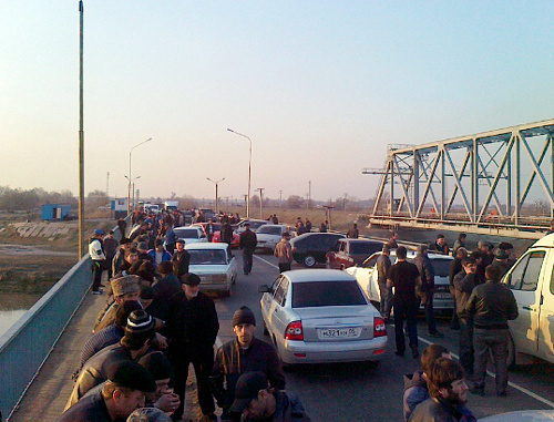 Dagestan, March 19, 2012. Relatives of people killed in a brawl which occured on March, 18 in Kizlyar on the Naberezhnaya street, blocked the Federal Highway Rostov-Baku. Photo by Akhmed Magomedov for the "Caucasian Knot"