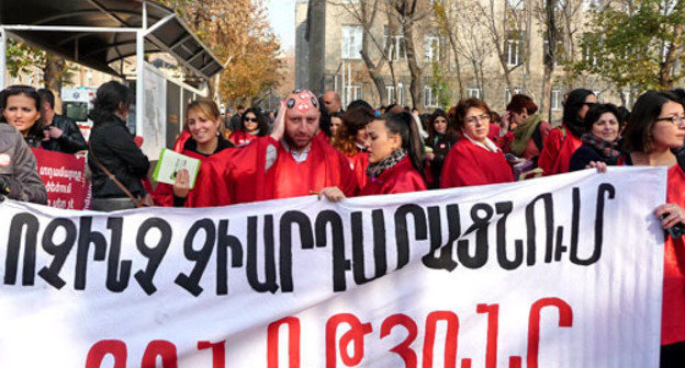 Action to stop violence against women, the banner says: ‘Nothing can justify violence’, Yerevan, November 25, 2013. Photo by Armine Martirosyan for the ‘Caucasian Knot’. 