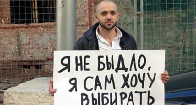 Atzamaz Gugkaev holding a rally against abolition of the direct election in North Ossetia. Moscow, November 1, 2013. Photo from the personal account of Atzamaz Gugkaev in Facebook. 