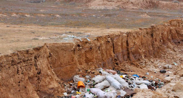 Baer Hill from where the clay was extracted during the construction of the road to the 'Zhitnoe' Holiday Centre in the Astrakhan Region, November 2013. Photo by Vyacheslav Yaschenko for the ‘Caucasian Knot’. 