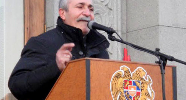 Vardan Malkhasyan deliveres his speech at the rally of veterans of the conflict in Nagorno-Karabakh. Yerevan, December 5, 2013. Photo by Inessa Sargsyan for the "Caucasian Knot"