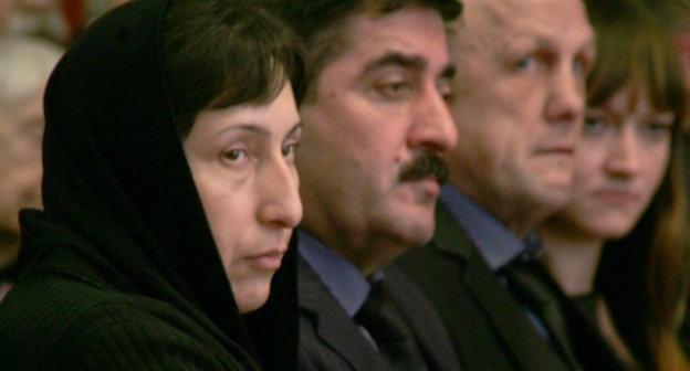 Maisarat and Telman Rakhmetov, parents of Marat Rakhmetov, at the awarding ceremony of the medal of the Russian Ombudsman "Hurry to Do Good". Moscow, December 9, 2013. Photo by Tatiana Gantimurova for the ‘Caucasian Knot’. 