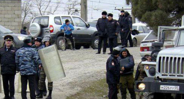 Law enforcers gathering to prevent protest against the construction of a water intake station on the Samur River, Magaramkent District of Dagestan. December 11, 2013. Photo is provided to the ‘Caucasian Knot’ by the public organisation ‘Sadval’.  