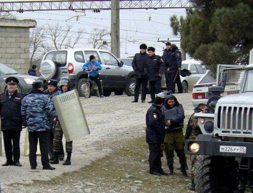 Law enforcers gathering to prevent protest against the construction of a water intake station on the Samur River, Magaramkent District of Dagestan. December 11, 2013. Photo is provided to the ‘Caucasian Knot’ by the public organisation ‘Sadval’.  