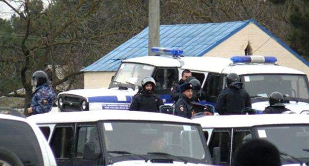 Police before the beginning of the protest action against the construction of a water intake station on the Samur River of the Magaramkent ROVD. December 11, 2013. Photo by http://lezgi-yar.ru/